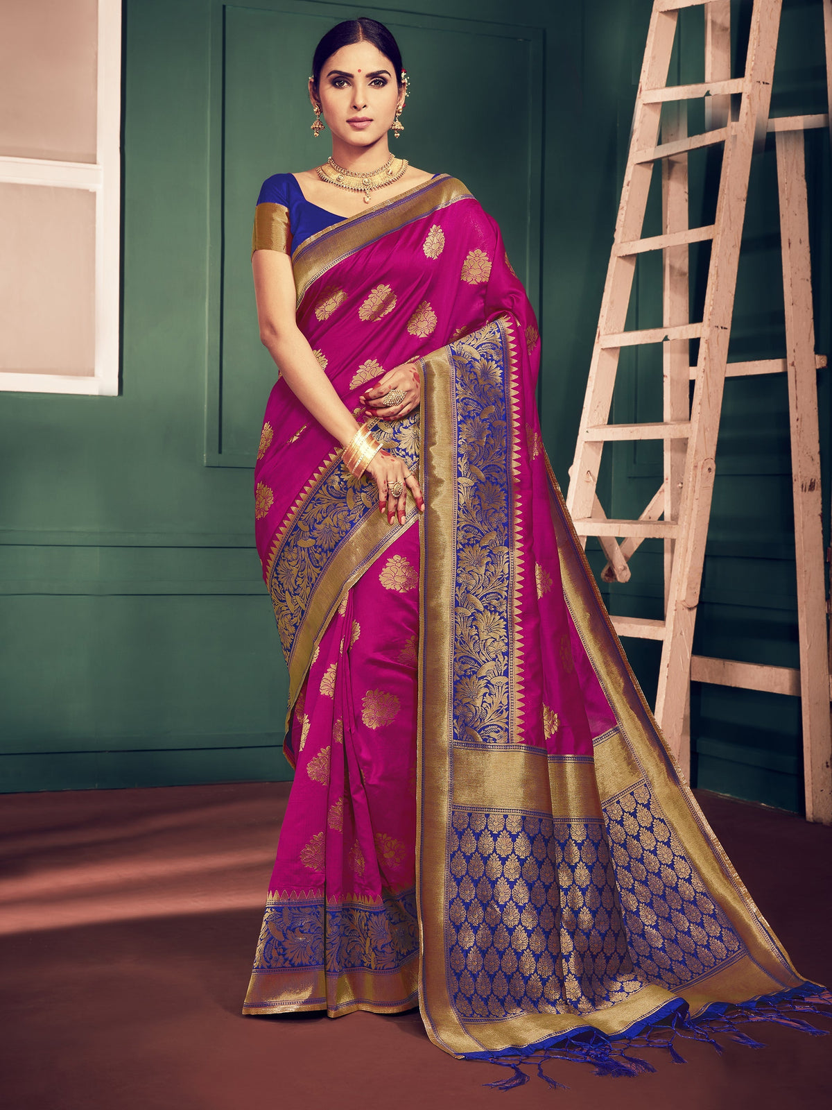 Beautiful Megenta Banarasi Art Silk Woven Saree 